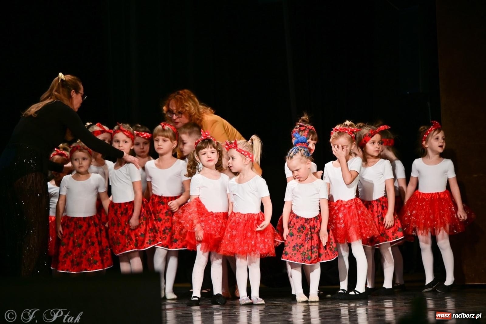 Zdjęcie w galerii na portalu naszraciborz.pl: Karnawałowy pokaz talentów młodych tancerzy MDK-u wiadomości z regionu