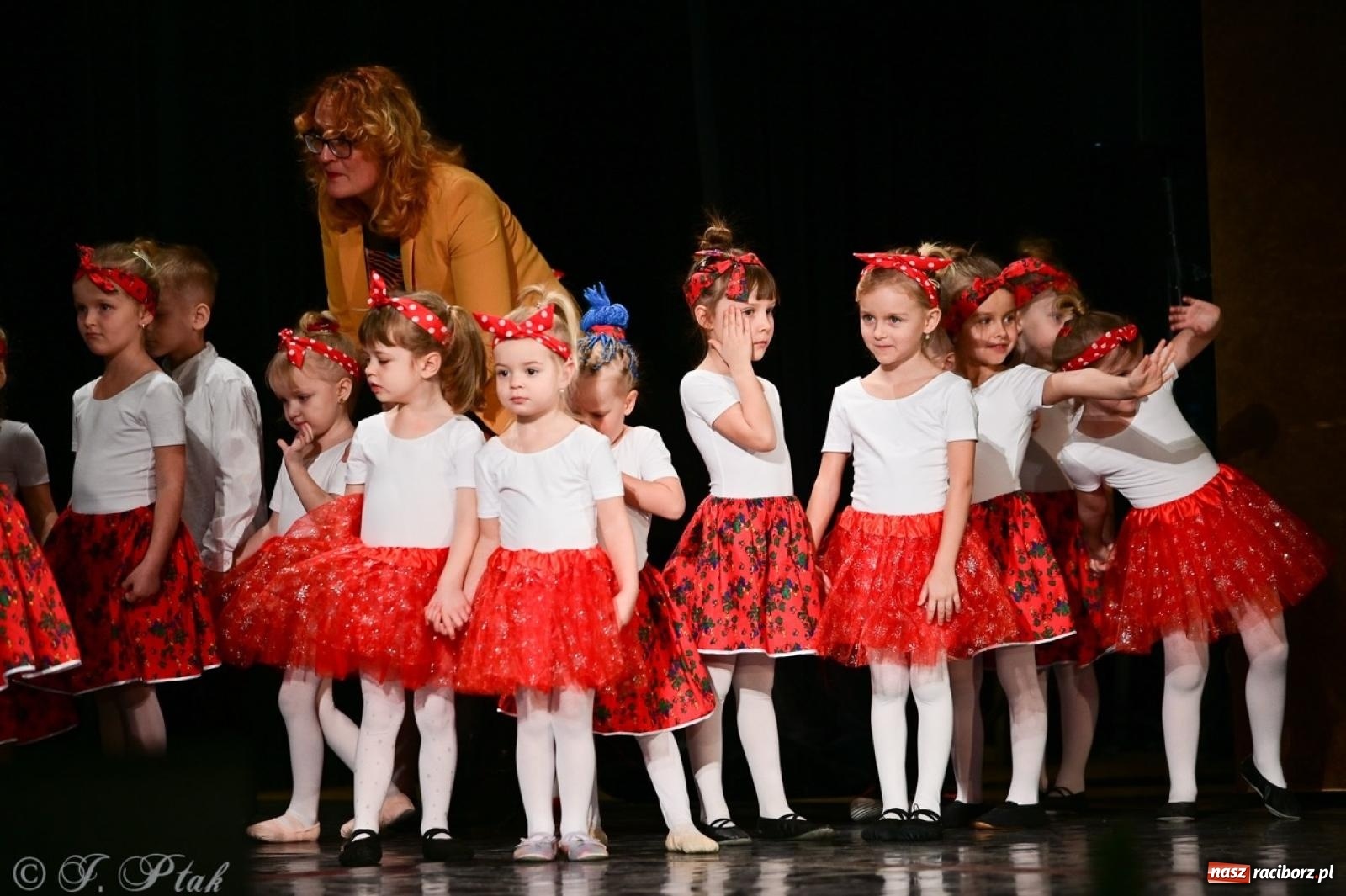 Zdjęcie w galerii na portalu naszraciborz.pl: Karnawałowy pokaz talentów młodych tancerzy MDK-u wiadomości z regionu