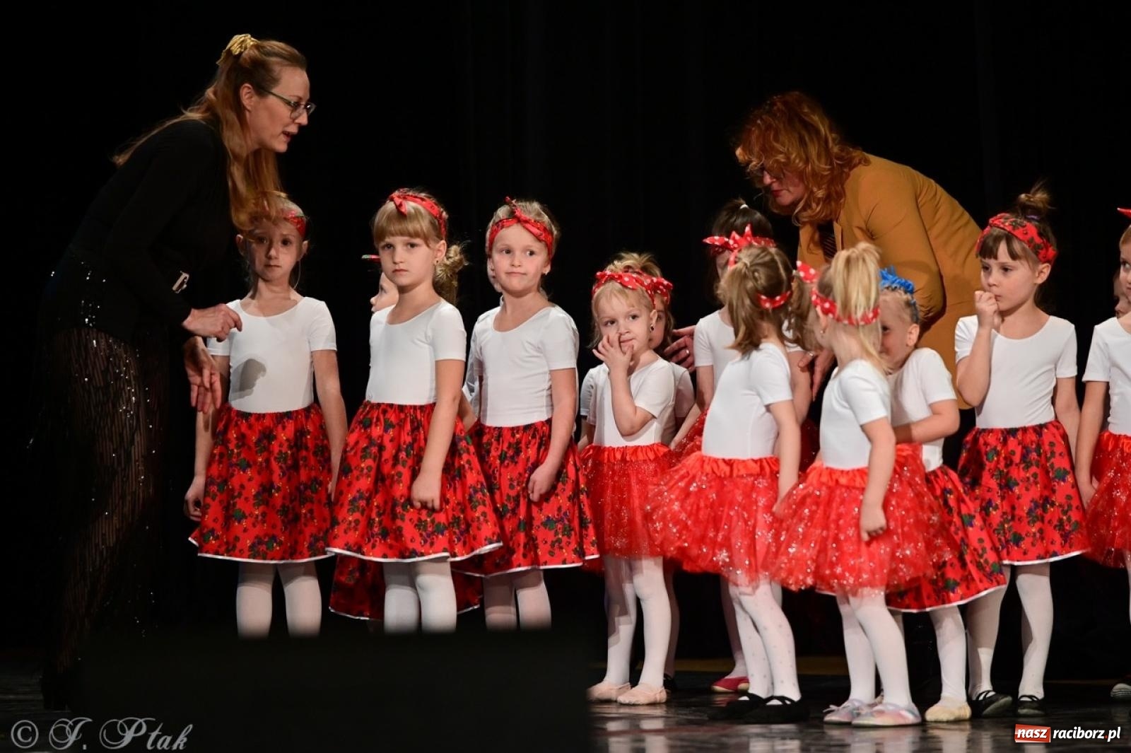 Zdjęcie w galerii na portalu naszraciborz.pl: Karnawałowy pokaz talentów młodych tancerzy MDK-u wiadomości z regionu
