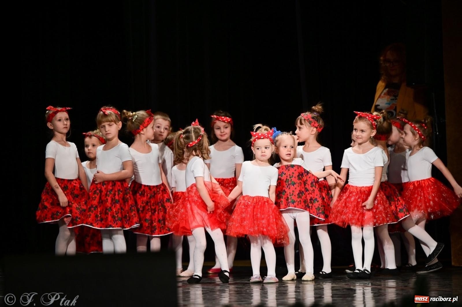 Zdjęcie w galerii na portalu naszraciborz.pl: Karnawałowy pokaz talentów młodych tancerzy MDK-u wiadomości z regionu