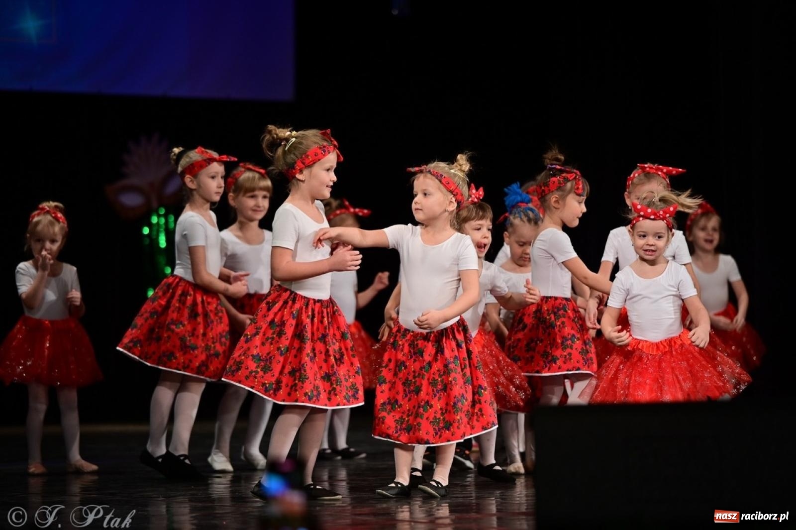 Zdjęcie w galerii na portalu naszraciborz.pl: Karnawałowy pokaz talentów młodych tancerzy MDK-u wiadomości z regionu