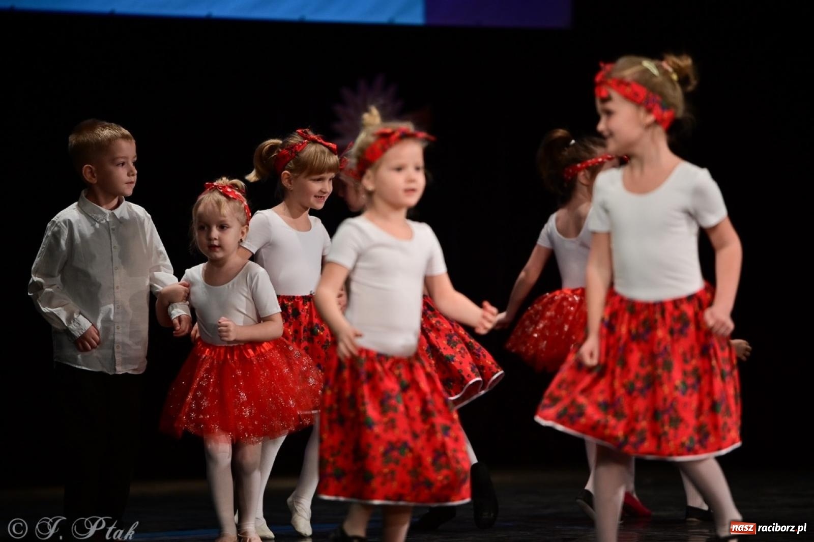 Zdjęcie w galerii na portalu naszraciborz.pl: Karnawałowy pokaz talentów młodych tancerzy MDK-u wiadomości z regionu