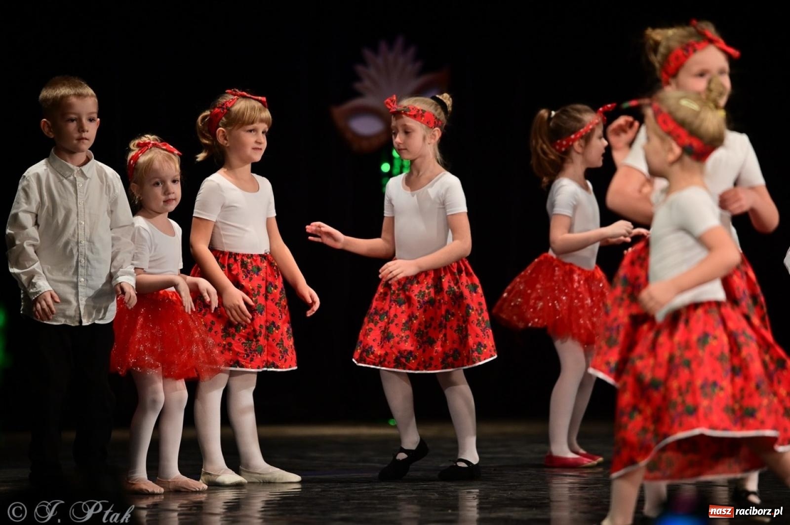Zdjęcie w galerii na portalu naszraciborz.pl: Karnawałowy pokaz talentów młodych tancerzy MDK-u wiadomości z regionu