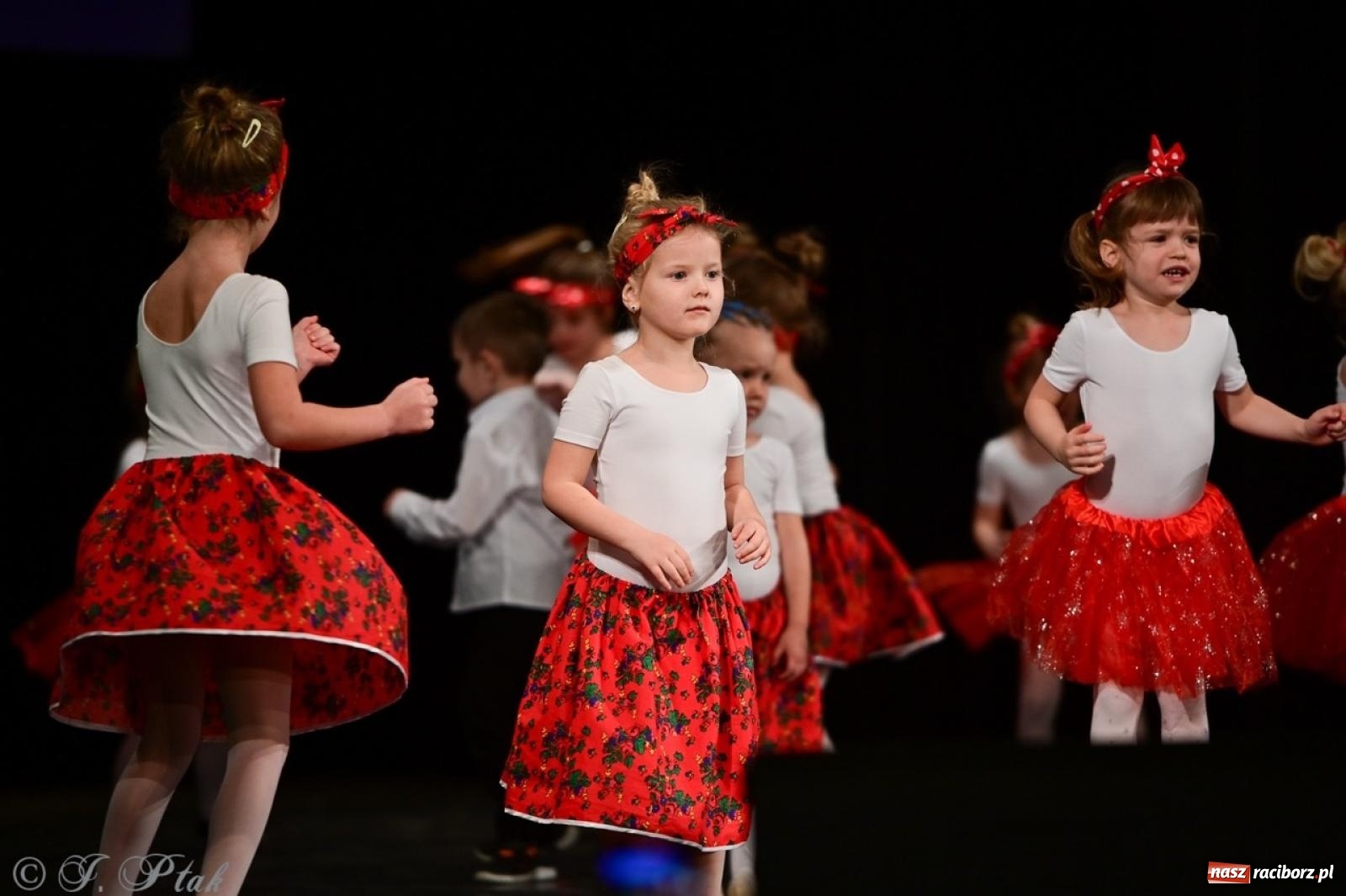 Zdjęcie w galerii na portalu naszraciborz.pl: Karnawałowy pokaz talentów młodych tancerzy MDK-u wiadomości z regionu