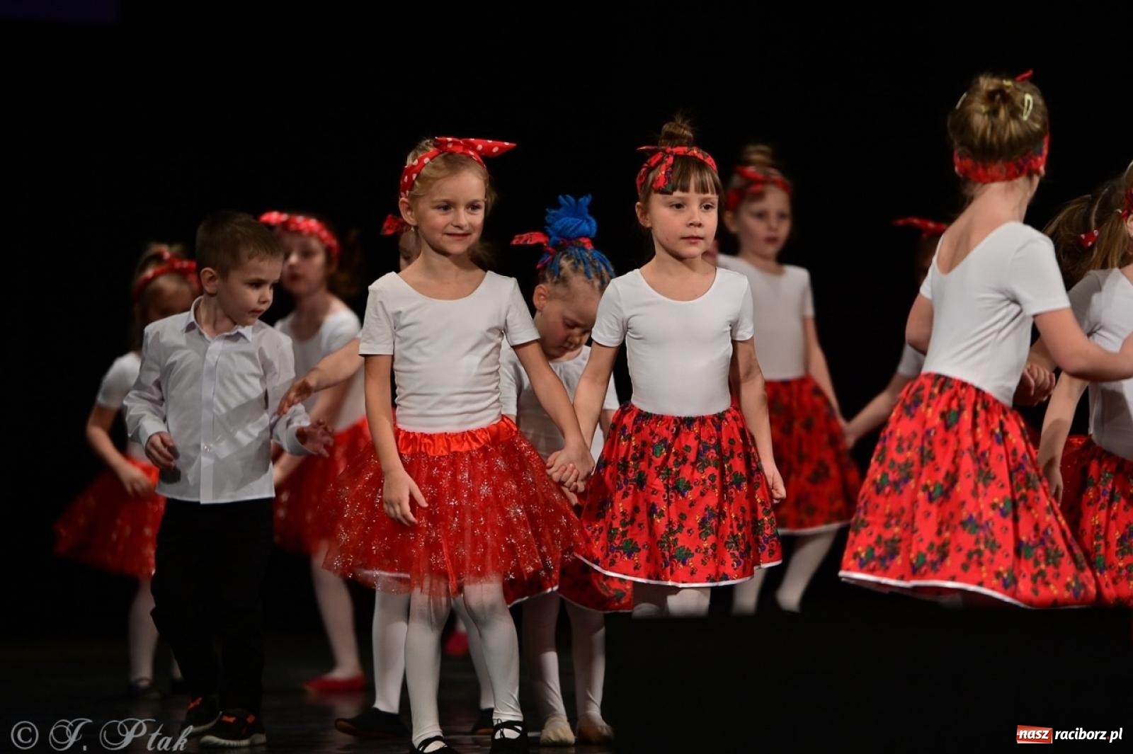 Zdjęcie w galerii na portalu naszraciborz.pl: Karnawałowy pokaz talentów młodych tancerzy MDK-u wiadomości z regionu