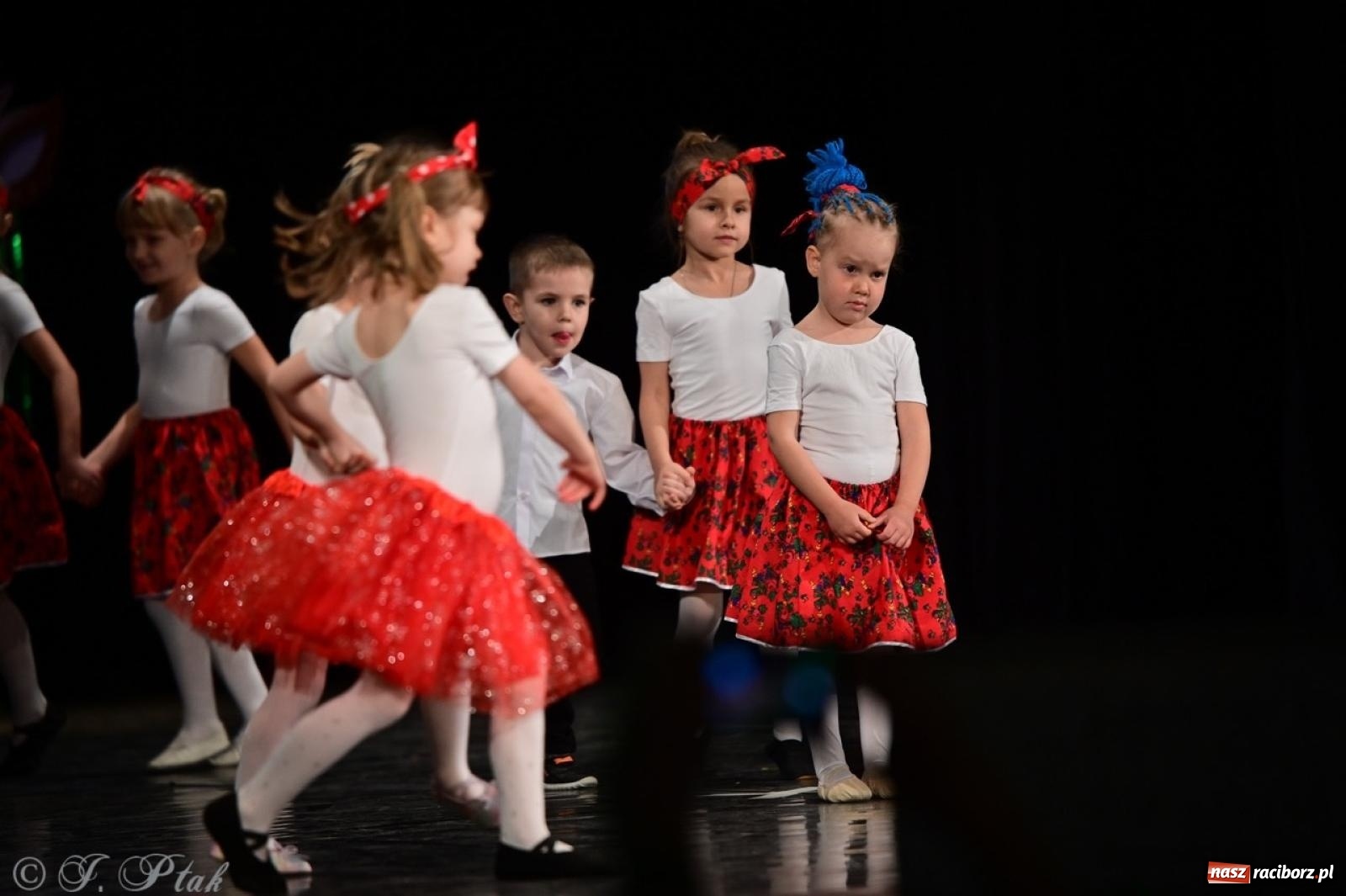 Zdjęcie w galerii na portalu naszraciborz.pl: Karnawałowy pokaz talentów młodych tancerzy MDK-u wiadomości z regionu