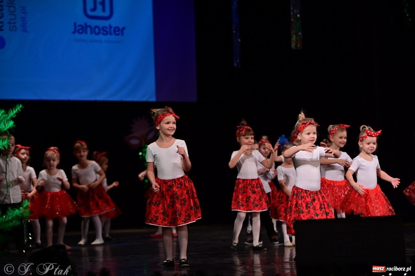 Zdjęcie w galerii na portalu naszraciborz.pl: Karnawałowy pokaz talentów młodych tancerzy MDK-u wiadomości z regionu