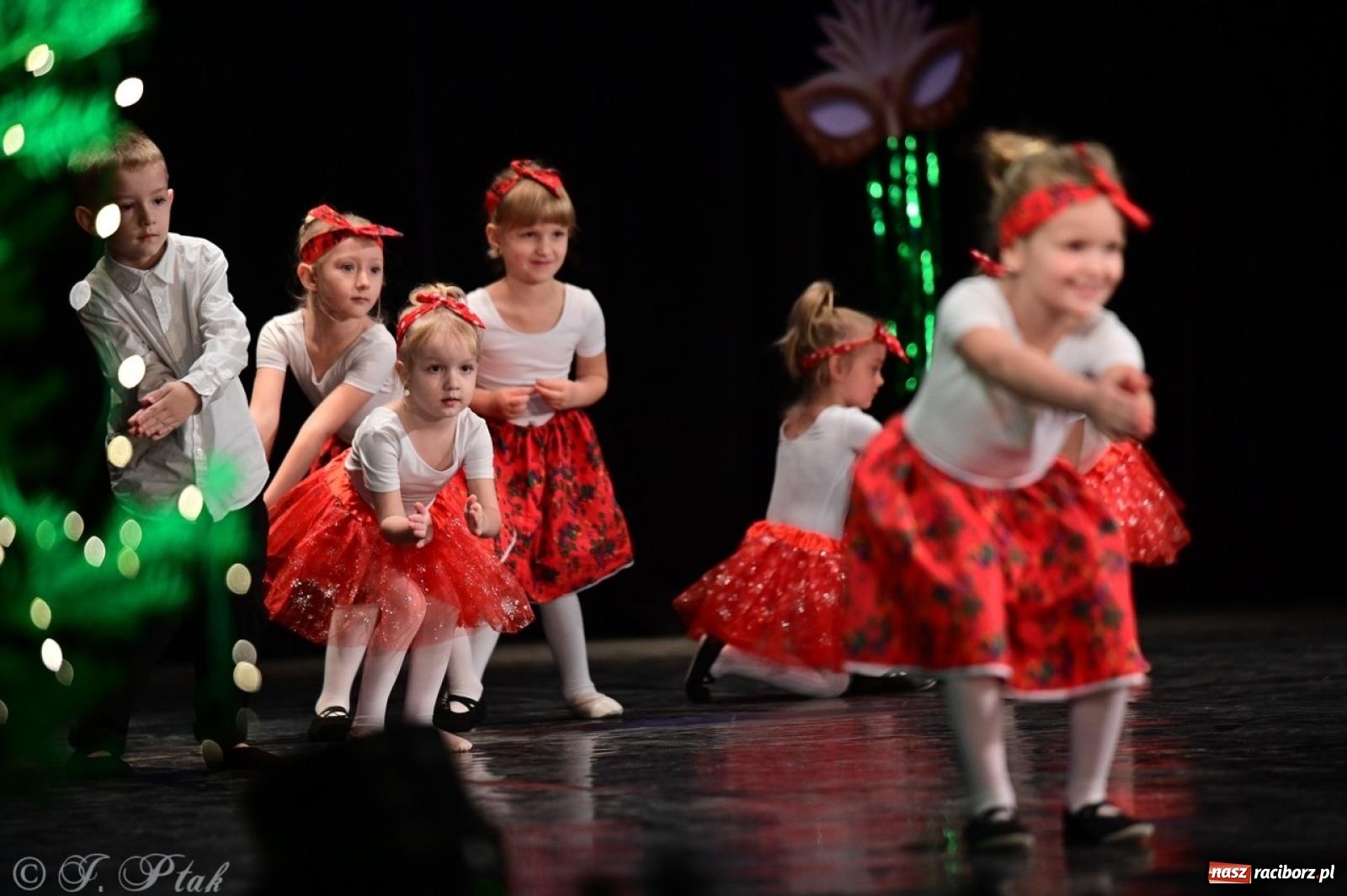 Zdjęcie w galerii na portalu naszraciborz.pl: Karnawałowy pokaz talentów młodych tancerzy MDK-u wiadomości z regionu