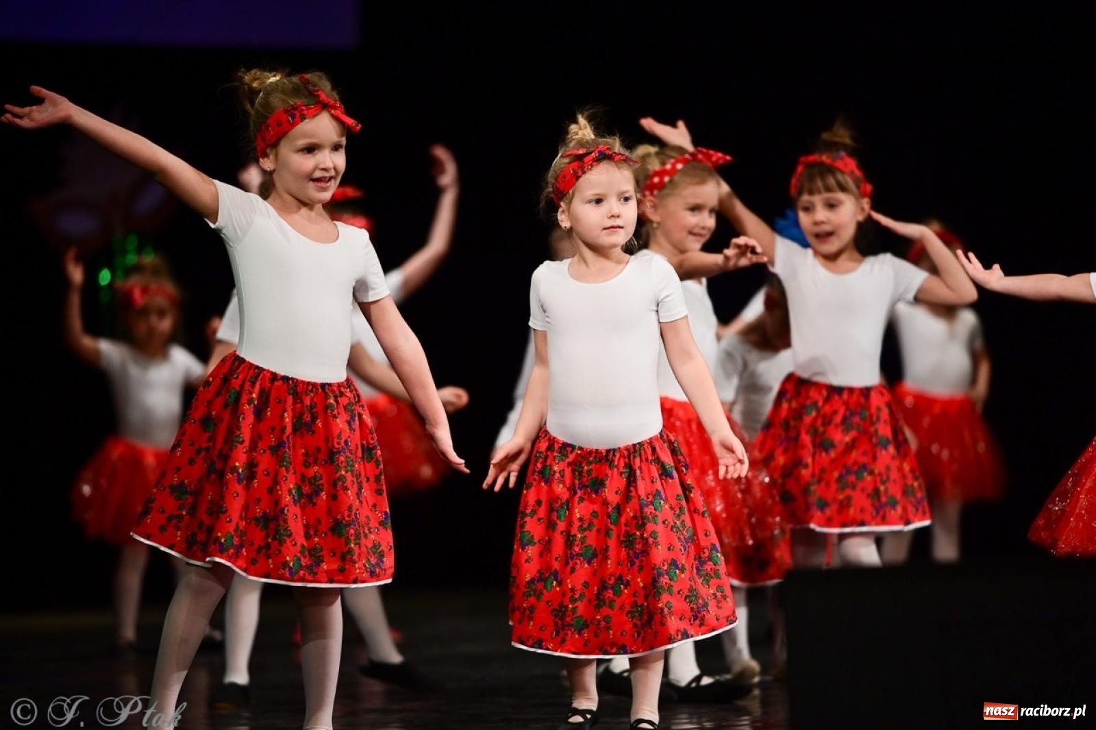 Zdjęcie w galerii na portalu naszraciborz.pl: Karnawałowy pokaz talentów młodych tancerzy MDK-u wiadomości z regionu