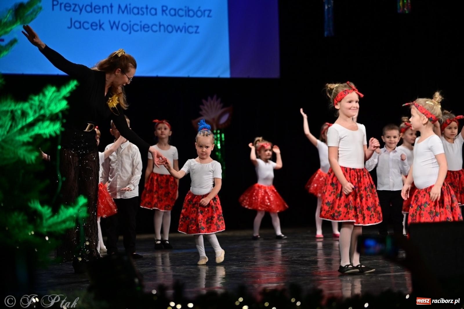 Zdjęcie w galerii na portalu naszraciborz.pl: Karnawałowy pokaz talentów młodych tancerzy MDK-u wiadomości z regionu