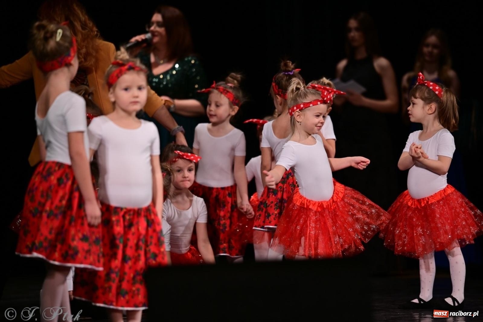 Zdjęcie w galerii na portalu naszraciborz.pl: Karnawałowy pokaz talentów młodych tancerzy MDK-u wiadomości z regionu