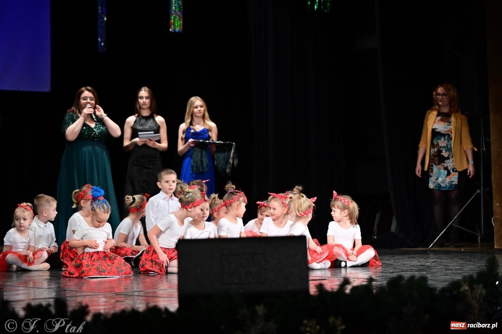 Zdjęcie w galerii na portalu naszraciborz.pl: Karnawałowy pokaz talentów młodych tancerzy MDK-u wiadomości z regionu