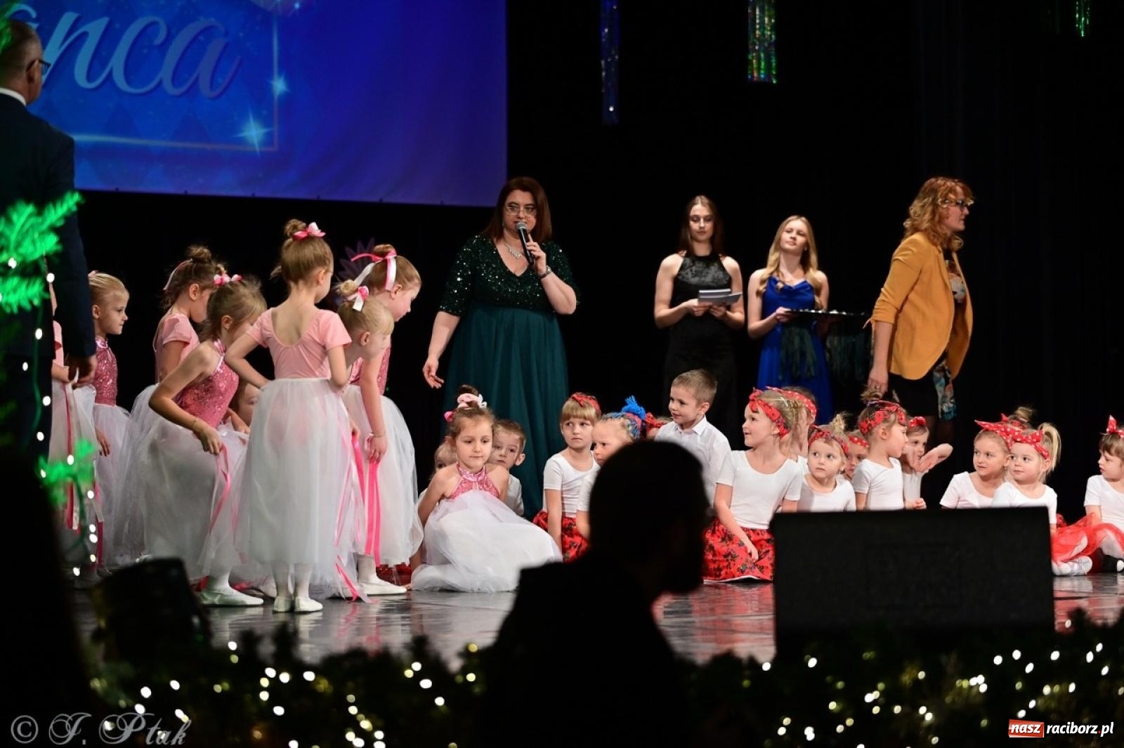 Zdjęcie w galerii na portalu naszraciborz.pl: Karnawałowy pokaz talentów młodych tancerzy MDK-u wiadomości z regionu