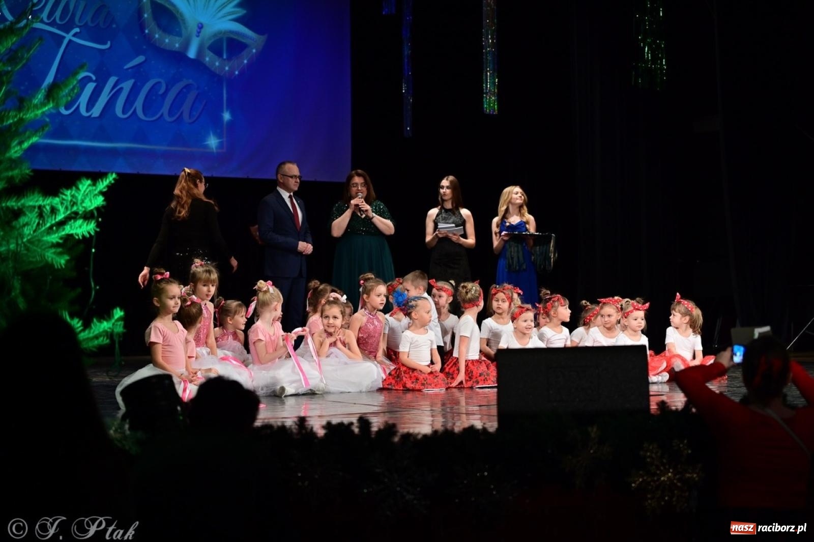 Zdjęcie w galerii na portalu naszraciborz.pl: Karnawałowy pokaz talentów młodych tancerzy MDK-u wiadomości z regionu