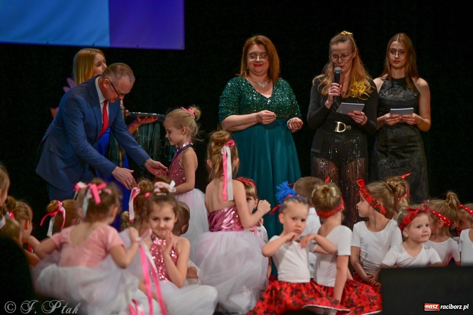 Zdjęcie w galerii na portalu naszraciborz.pl: Karnawałowy pokaz talentów młodych tancerzy MDK-u wiadomości z regionu