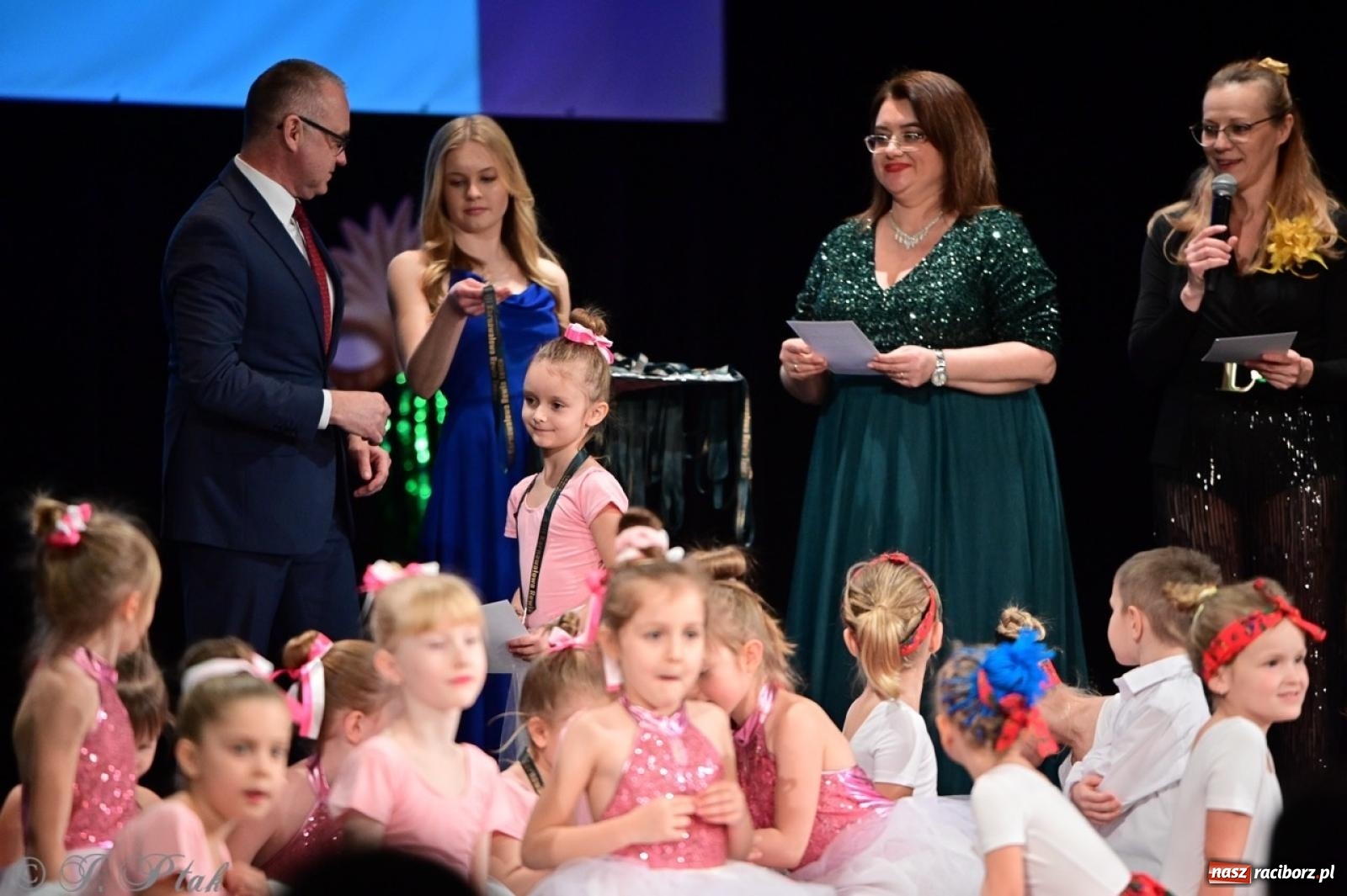 Zdjęcie w galerii na portalu naszraciborz.pl: Karnawałowy pokaz talentów młodych tancerzy MDK-u wiadomości z regionu