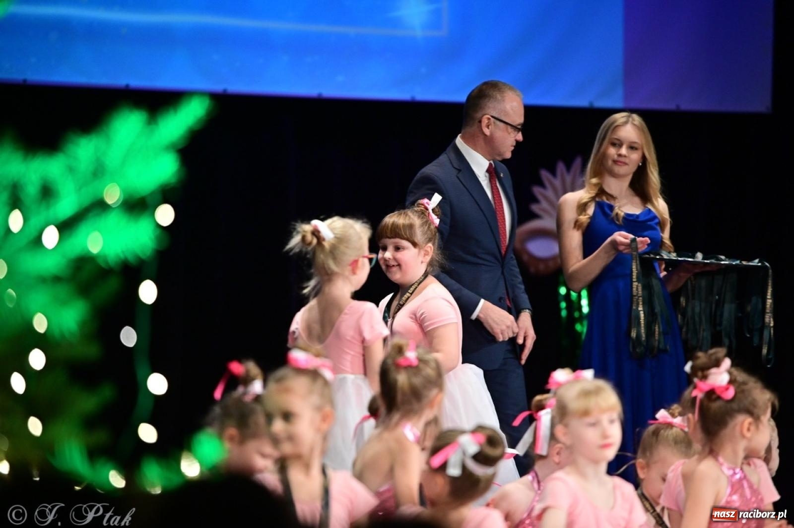 Zdjęcie w galerii na portalu naszraciborz.pl: Karnawałowy pokaz talentów młodych tancerzy MDK-u wiadomości z regionu