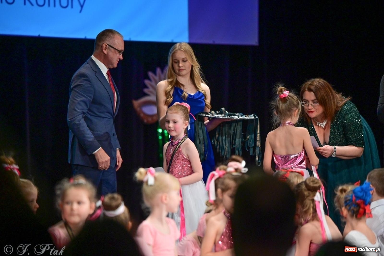 Zdjęcie w galerii na portalu naszraciborz.pl: Karnawałowy pokaz talentów młodych tancerzy MDK-u wiadomości z regionu