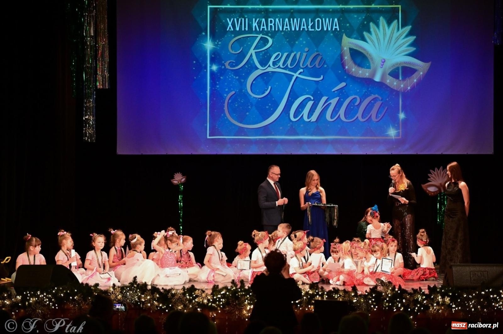 Zdjęcie w galerii na portalu naszraciborz.pl: Karnawałowy pokaz talentów młodych tancerzy MDK-u wiadomości z regionu