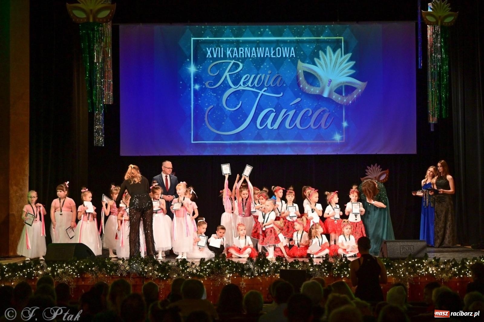 Zdjęcie w galerii na portalu naszraciborz.pl: Karnawałowy pokaz talentów młodych tancerzy MDK-u wiadomości z regionu