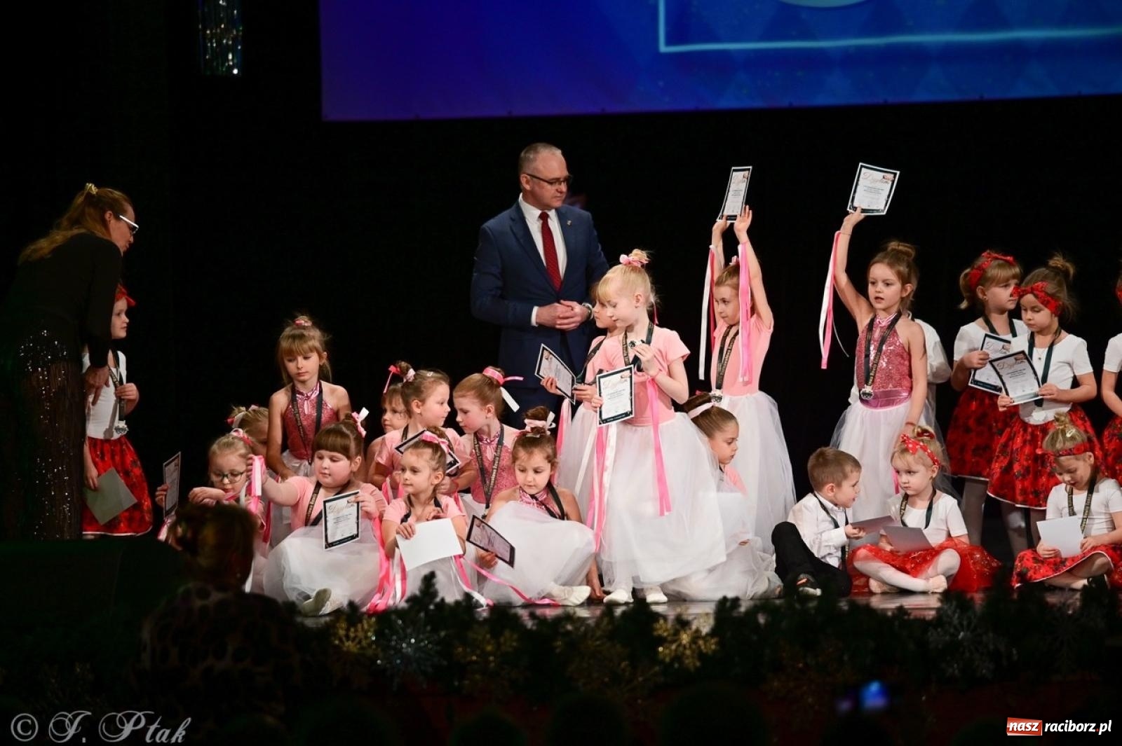 Zdjęcie w galerii na portalu naszraciborz.pl: Karnawałowy pokaz talentów młodych tancerzy MDK-u wiadomości z regionu