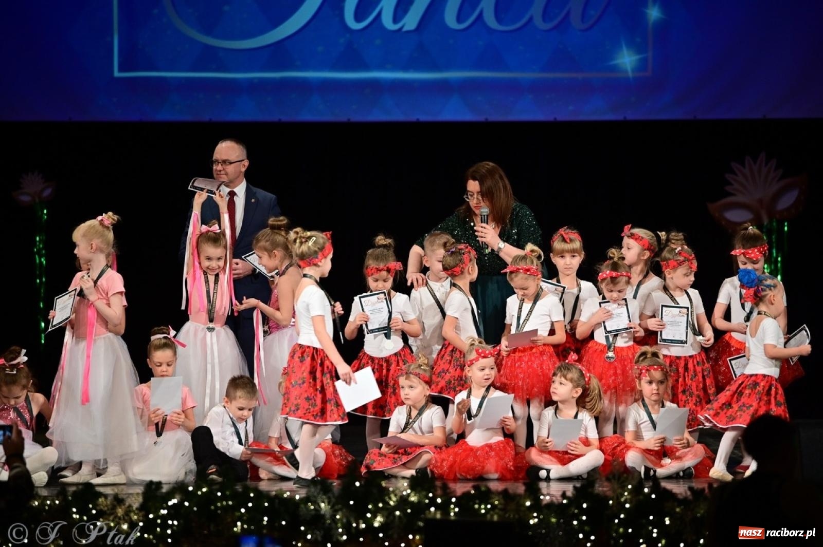 Zdjęcie w galerii na portalu naszraciborz.pl: Karnawałowy pokaz talentów młodych tancerzy MDK-u wiadomości z regionu