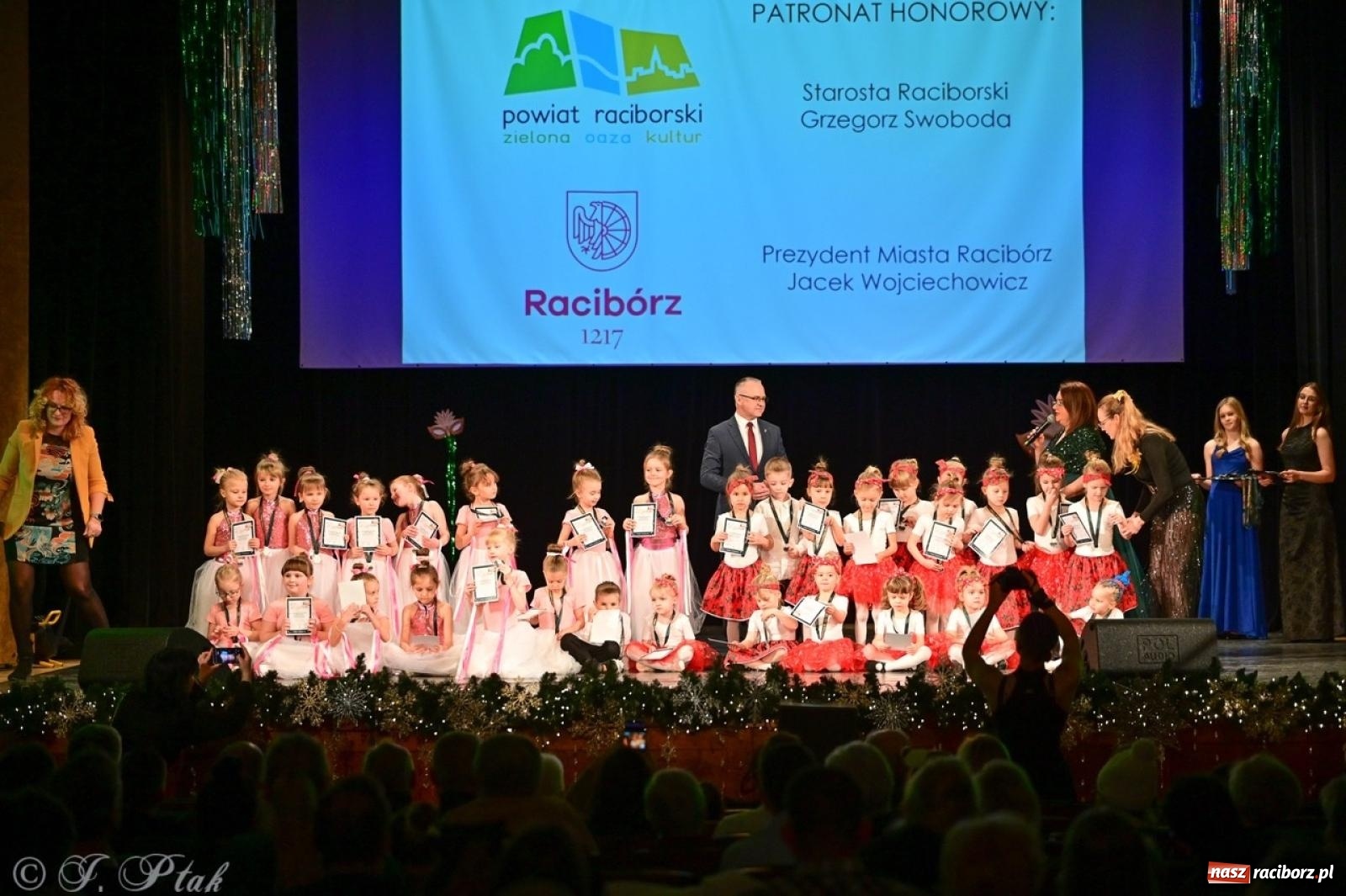 Zdjęcie w galerii na portalu naszraciborz.pl: Karnawałowy pokaz talentów młodych tancerzy MDK-u wiadomości z regionu