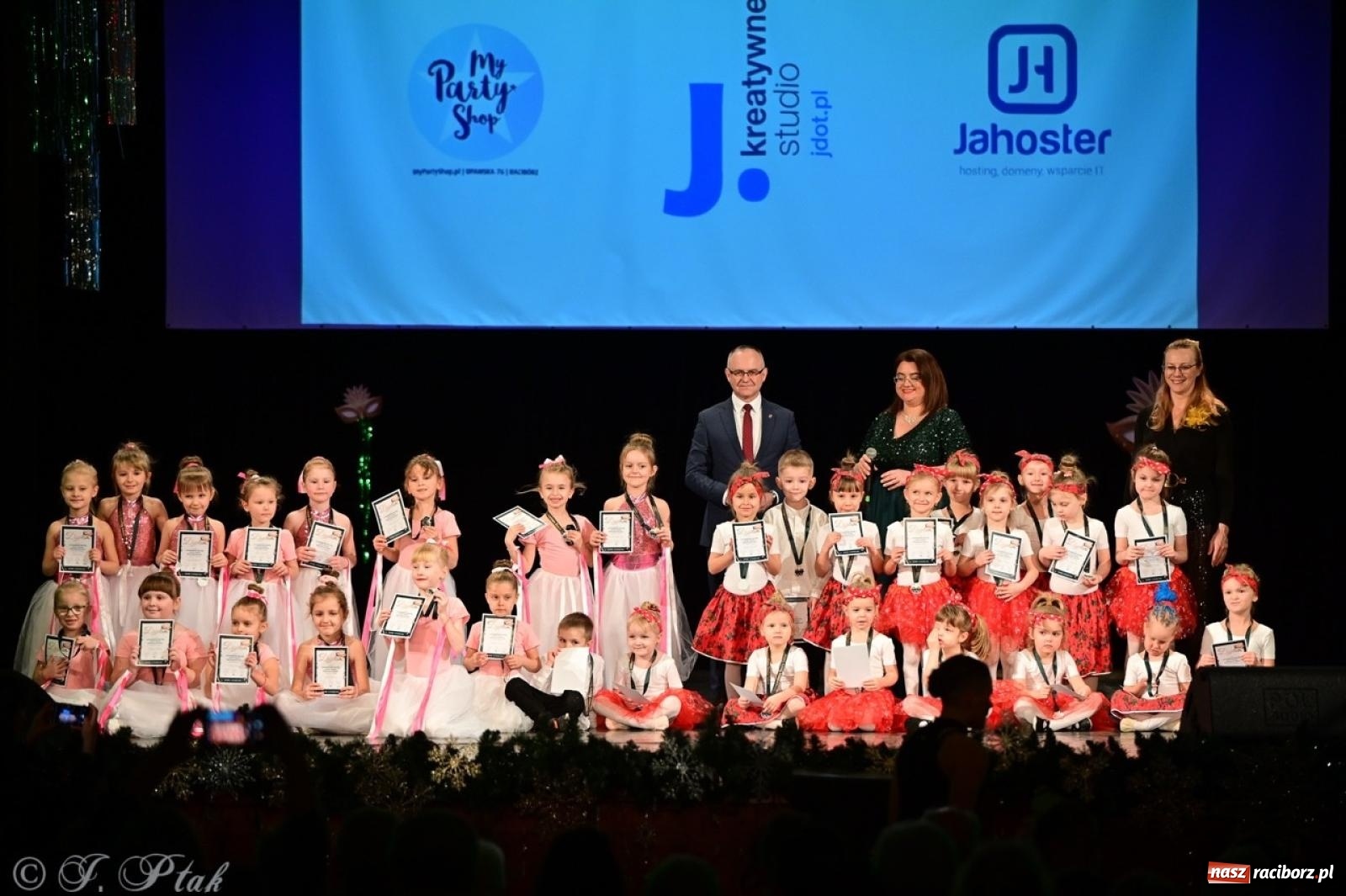 Zdjęcie w galerii na portalu naszraciborz.pl: Karnawałowy pokaz talentów młodych tancerzy MDK-u wiadomości z regionu