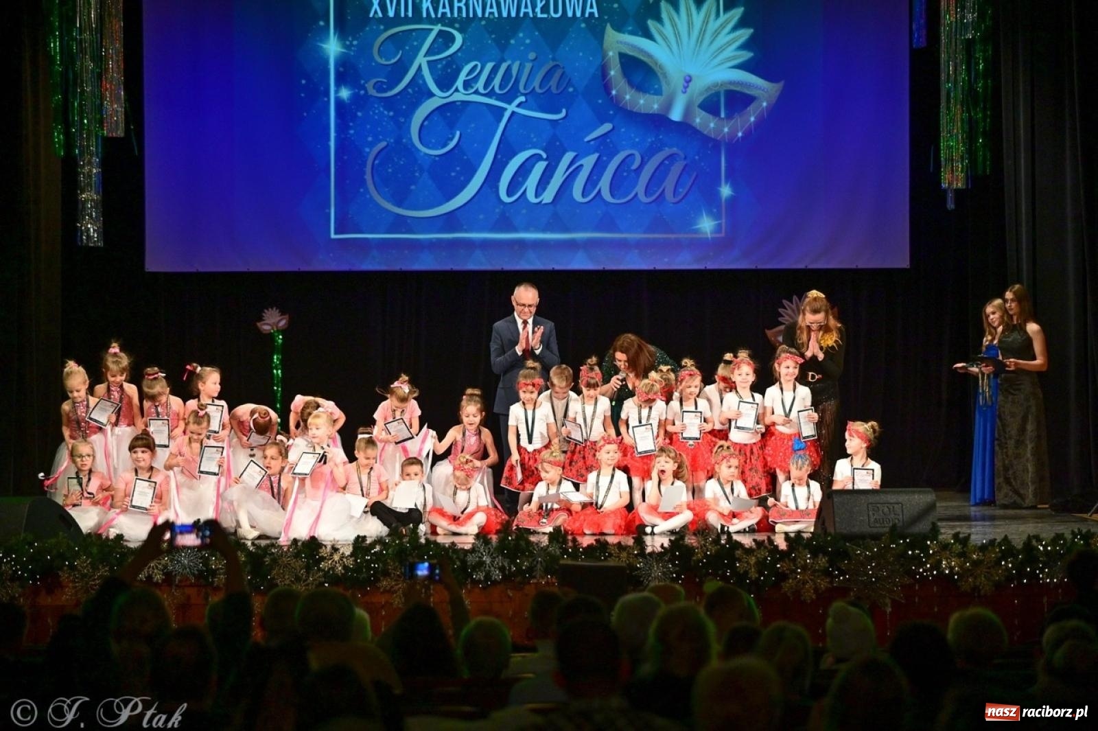 Zdjęcie w galerii na portalu naszraciborz.pl: Karnawałowy pokaz talentów młodych tancerzy MDK-u wiadomości z regionu