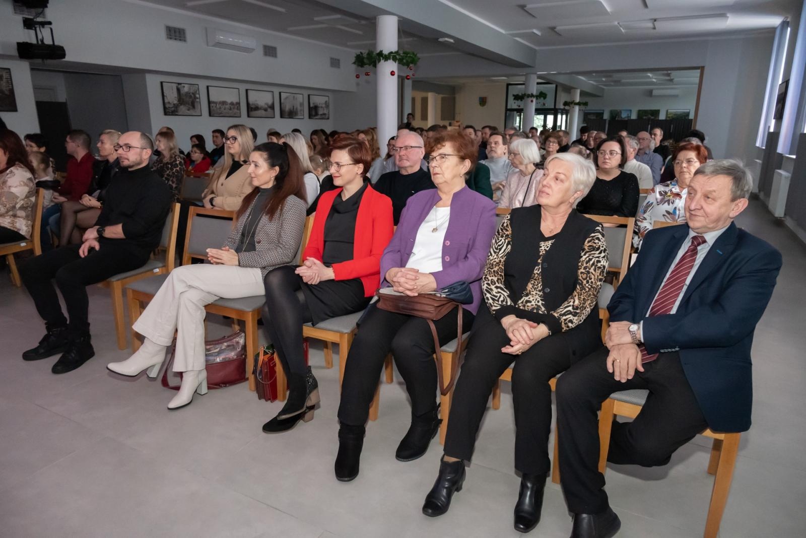 Zdjęcie w galerii na portalu naszraciborz.pl: Kolędy w mistrzowskim wykonaniu. Koncert Galowy XX Przeglądu Kolęd i Pastorałek w Tworkowie wiadomości z regionu