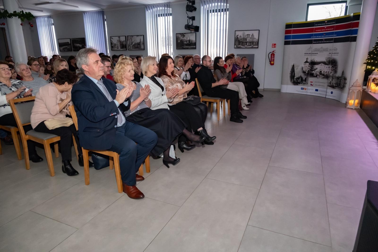 Zdjęcie w galerii na portalu naszraciborz.pl: Kolędy w mistrzowskim wykonaniu. Koncert Galowy XX Przeglądu Kolęd i Pastorałek w Tworkowie wiadomości z regionu