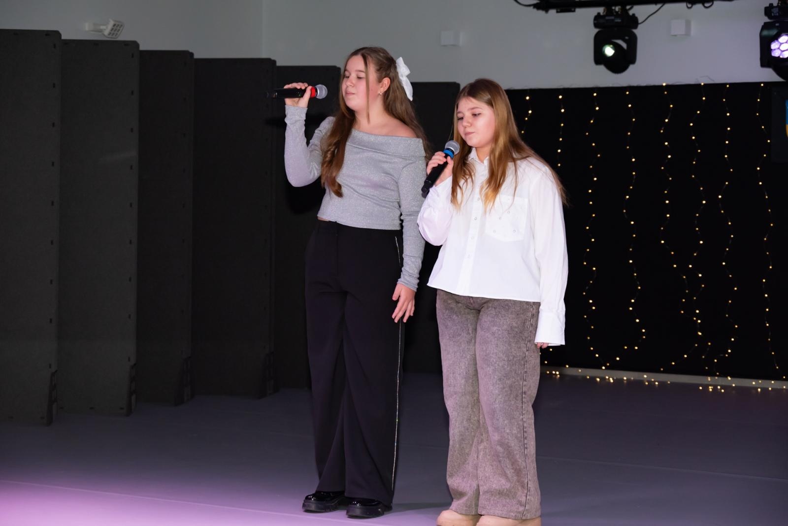 Zdjęcie w galerii na portalu naszraciborz.pl: Kolędy w mistrzowskim wykonaniu. Koncert Galowy XX Przeglądu Kolęd i Pastorałek w Tworkowie wiadomości z regionu