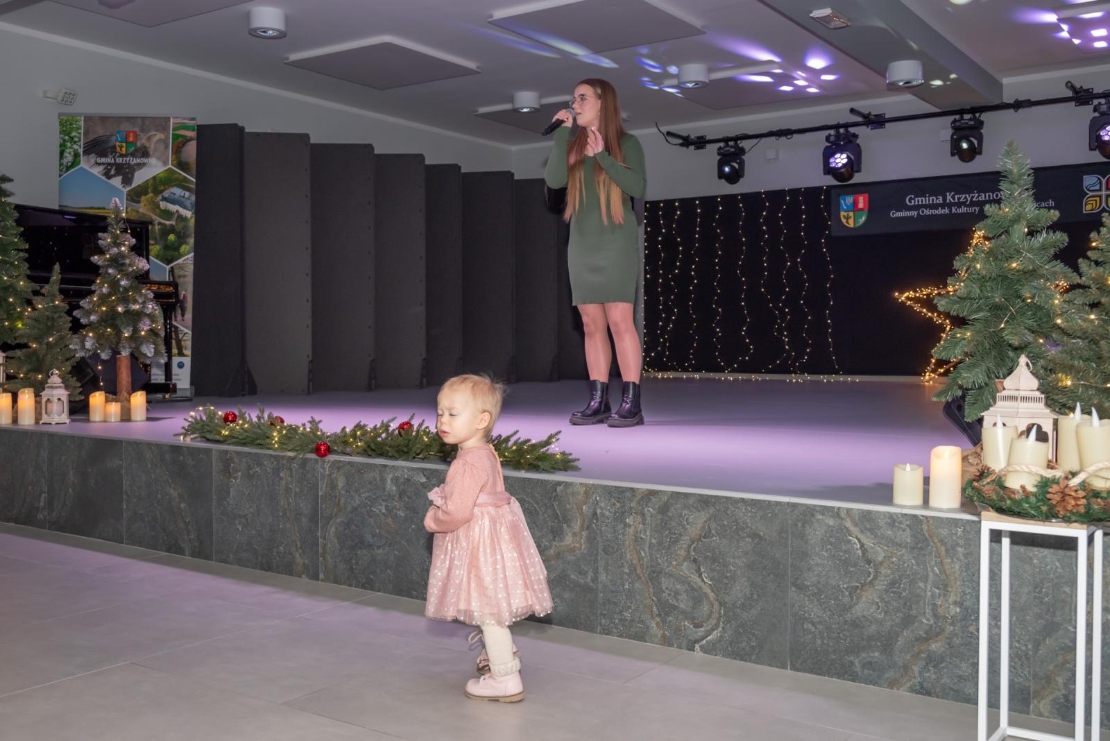 Zdjęcie w galerii na portalu naszraciborz.pl: Kolędy w mistrzowskim wykonaniu. Koncert Galowy XX Przeglądu Kolęd i Pastorałek w Tworkowie wiadomości z regionu