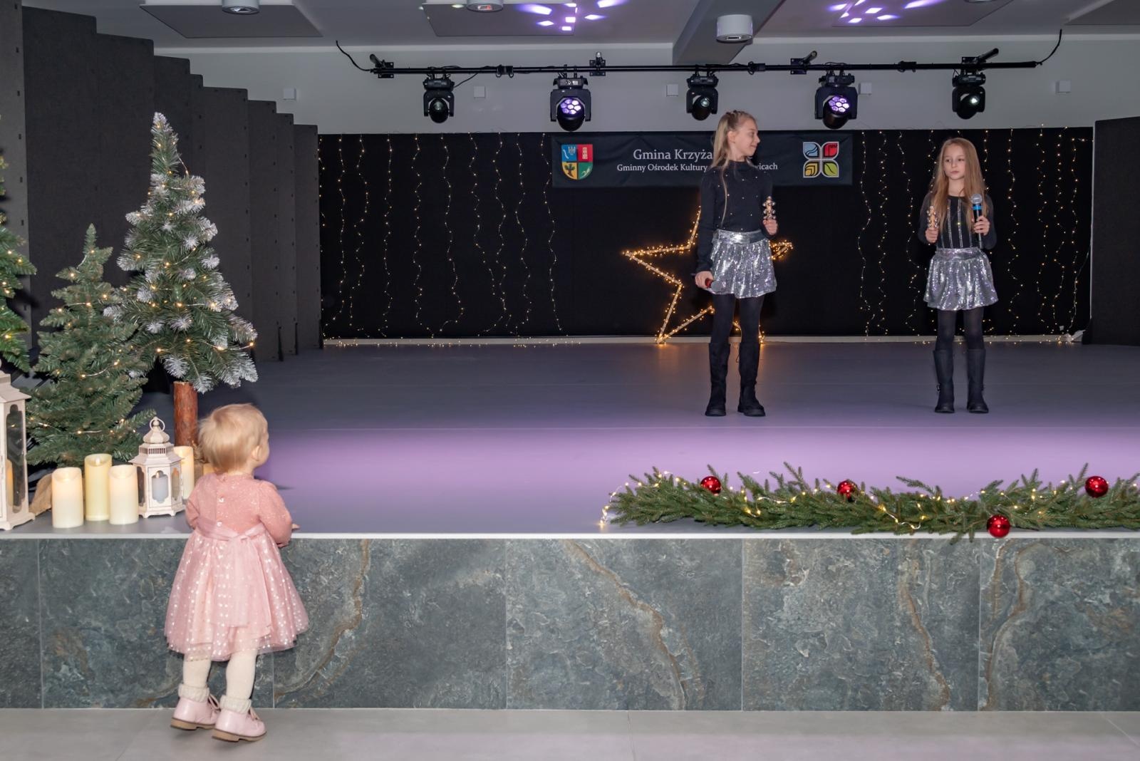 Zdjęcie w galerii na portalu naszraciborz.pl: Kolędy w mistrzowskim wykonaniu. Koncert Galowy XX Przeglądu Kolęd i Pastorałek w Tworkowie wiadomości z regionu