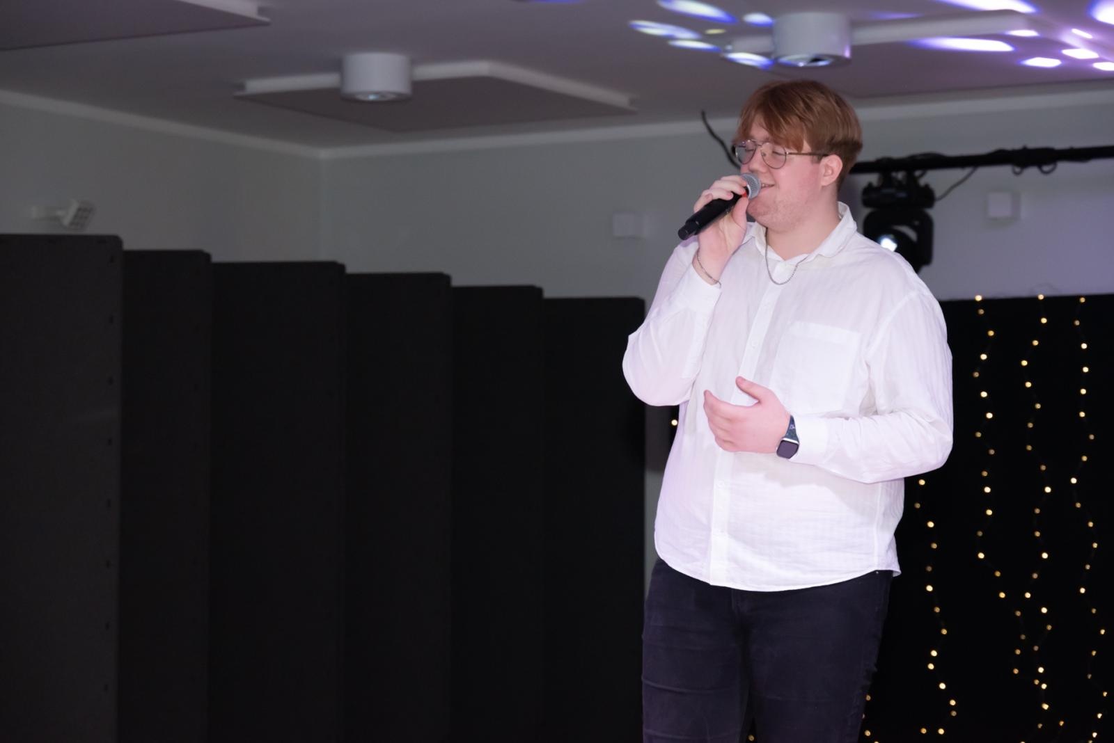 Zdjęcie w galerii na portalu naszraciborz.pl: Kolędy w mistrzowskim wykonaniu. Koncert Galowy XX Przeglądu Kolęd i Pastorałek w Tworkowie wiadomości z regionu