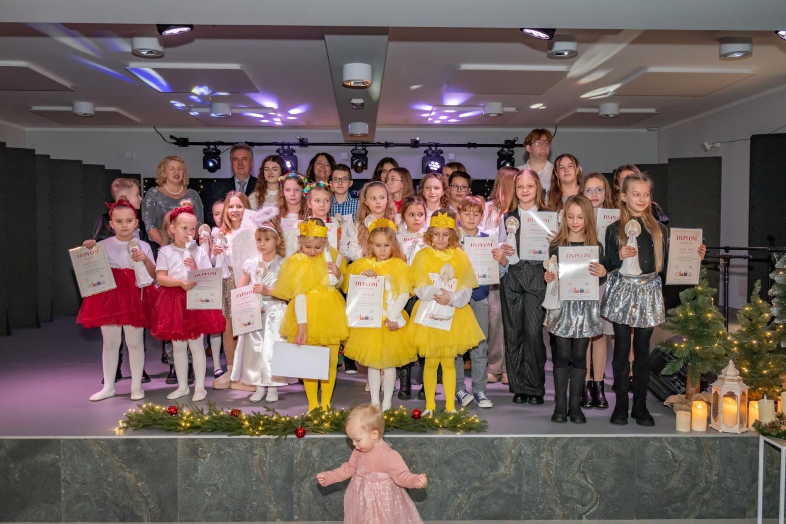 Zdjęcie w galerii na portalu naszraciborz.pl: Kolędy w mistrzowskim wykonaniu. Koncert Galowy XX Przeglądu Kolęd i Pastorałek w Tworkowie wiadomości z regionu