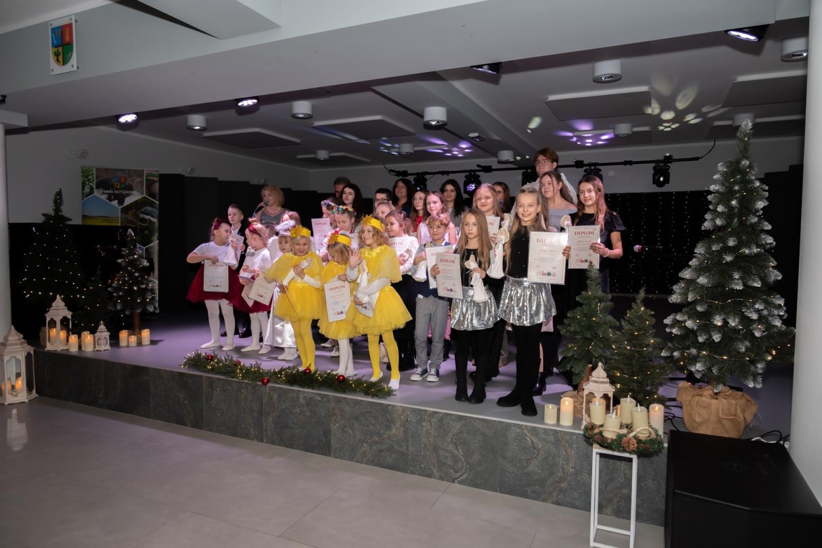 Zdjęcie w galerii na portalu naszraciborz.pl: Kolędy w mistrzowskim wykonaniu. Koncert Galowy XX Przeglądu Kolęd i Pastorałek w Tworkowie wiadomości z regionu