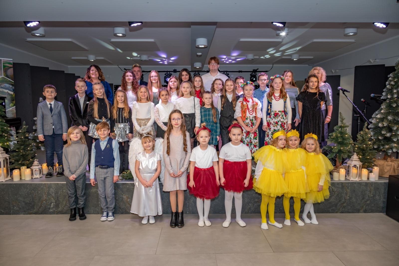 Zdjęcie w galerii na portalu naszraciborz.pl: Kolędy w mistrzowskim wykonaniu. Koncert Galowy XX Przeglądu Kolęd i Pastorałek w Tworkowie wiadomości z regionu