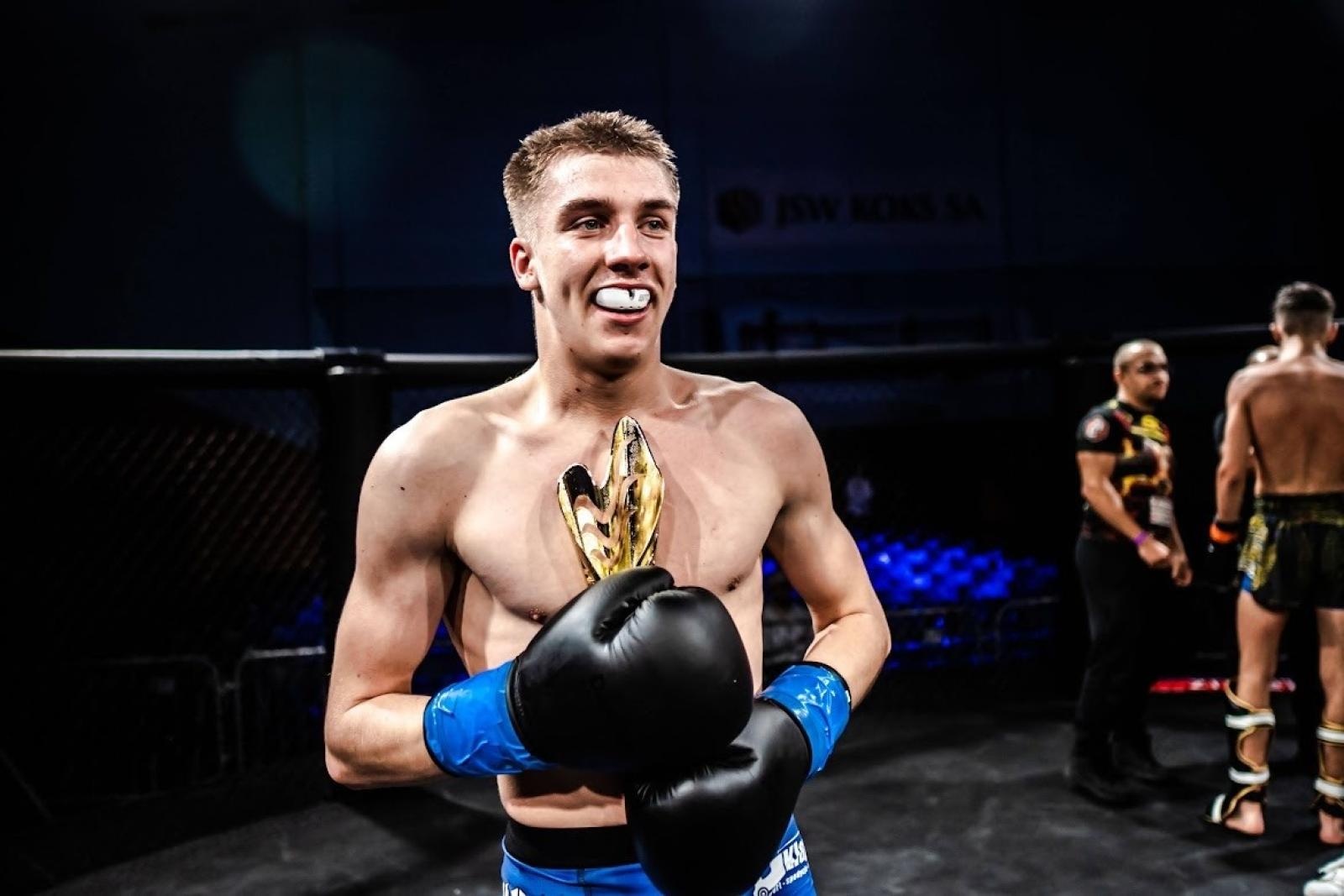 Zdjęcie w galerii na portalu naszraciborz.pl: Adam Brzozowski z efektownym debiutem na Oświęcimskim Wieczorze Walk 4 wiadomości z regionu