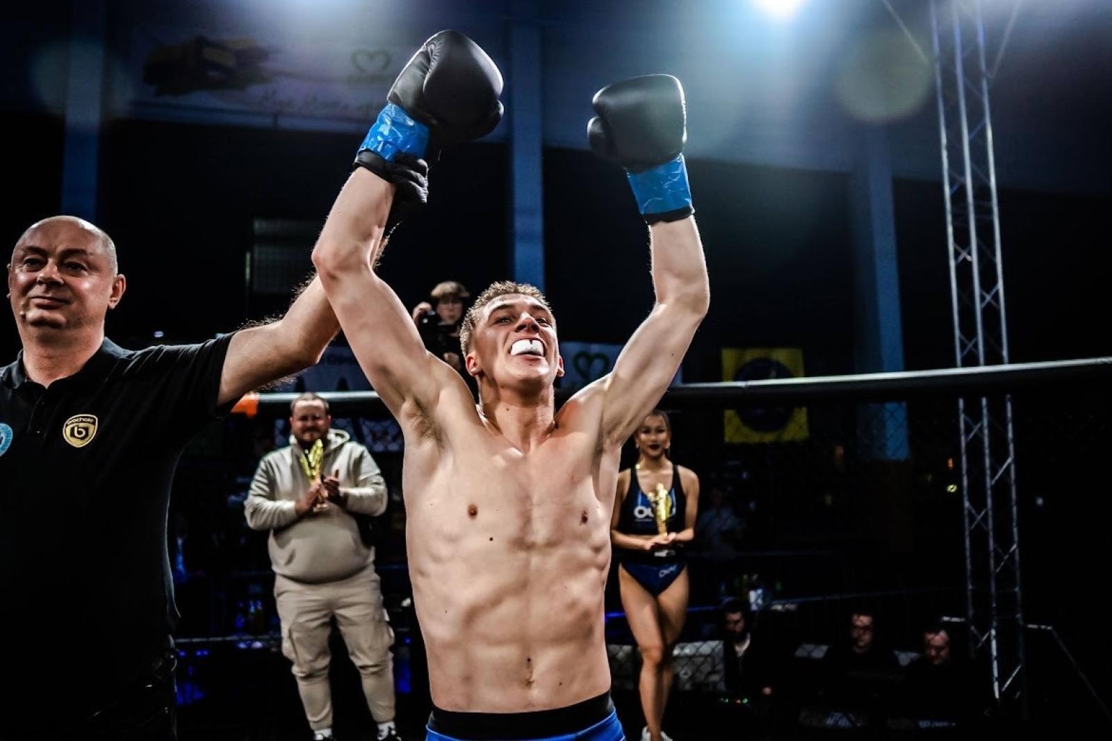 Zdjęcie w galerii na portalu naszraciborz.pl: Adam Brzozowski z efektownym debiutem na Oświęcimskim Wieczorze Walk 4 wiadomości z regionu