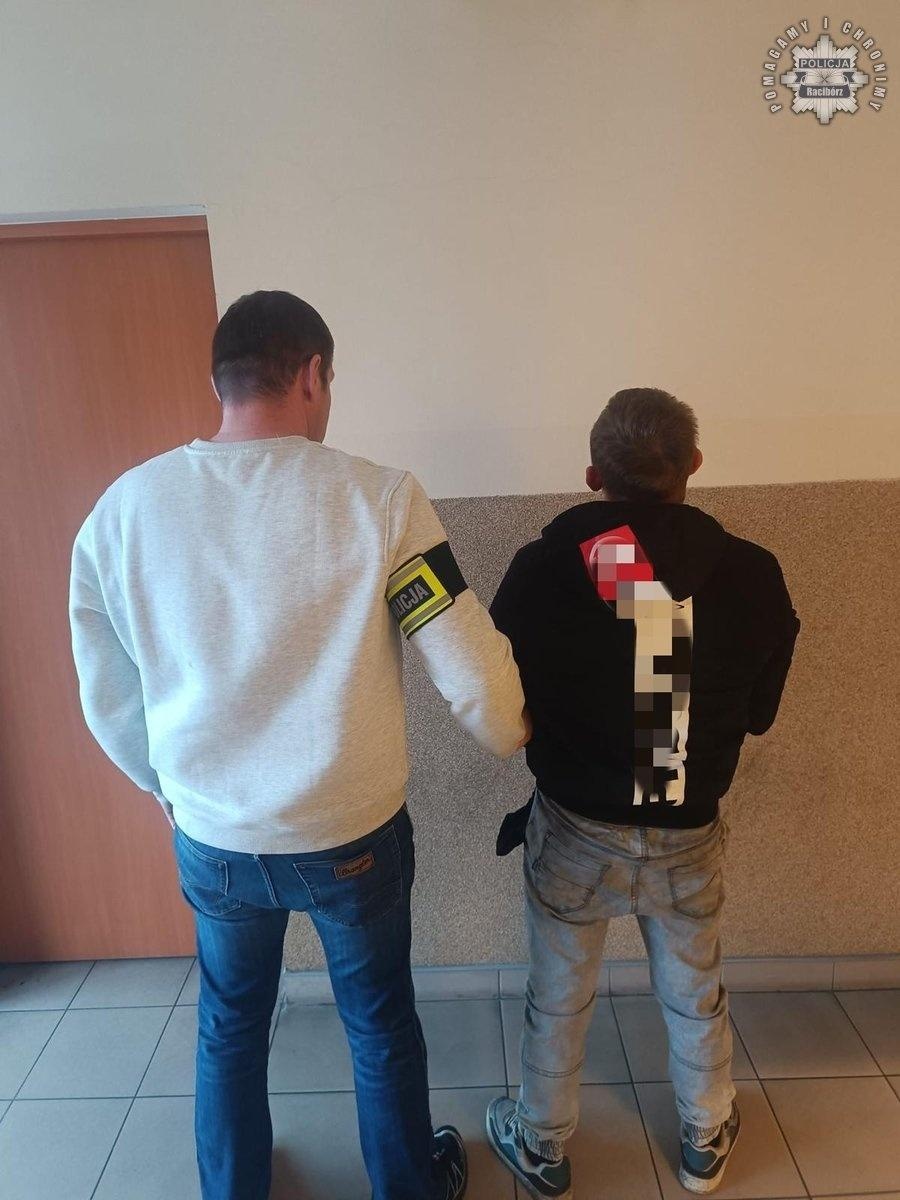 Zdjęcie w galerii na portalu naszraciborz.pl: Niezapowiedziana wizyta w mieszkaniu 25-latka. Ujawniono marihuanę wiadomości z regionu