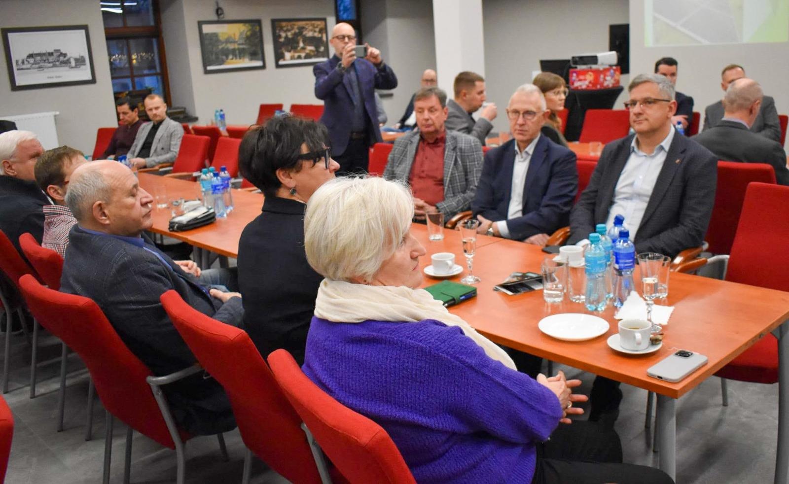 Zdjęcie w galerii na portalu naszraciborz.pl: IV Powiatowy Stół Gospodarczy w Raciborzu: dialog samorządu z biznesem wiadomości z regionu