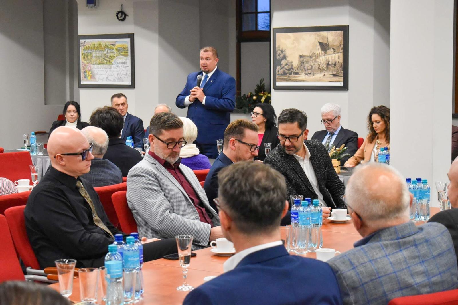 Zdjęcie w galerii na portalu naszraciborz.pl: IV Powiatowy Stół Gospodarczy w Raciborzu: dialog samorządu z biznesem wiadomości z regionu