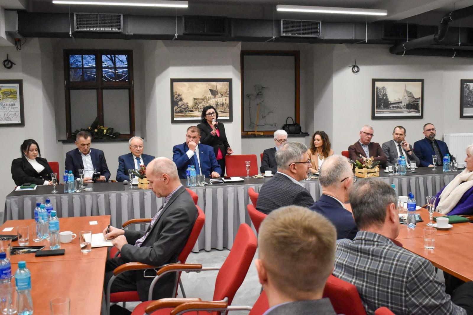 Zdjęcie w galerii na portalu naszraciborz.pl: IV Powiatowy Stół Gospodarczy w Raciborzu: dialog samorządu z biznesem wiadomości z regionu