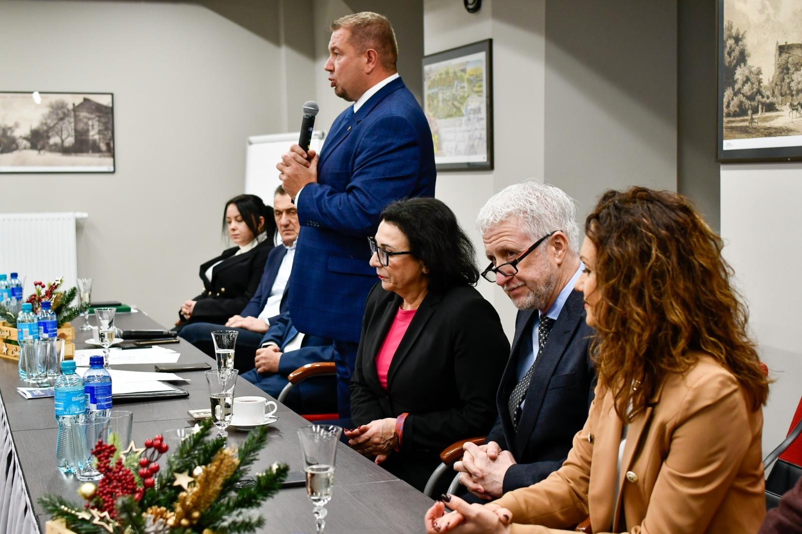 Zdjęcie w galerii na portalu naszraciborz.pl: IV Powiatowy Stół Gospodarczy w Raciborzu: dialog samorządu z biznesem wiadomości z regionu