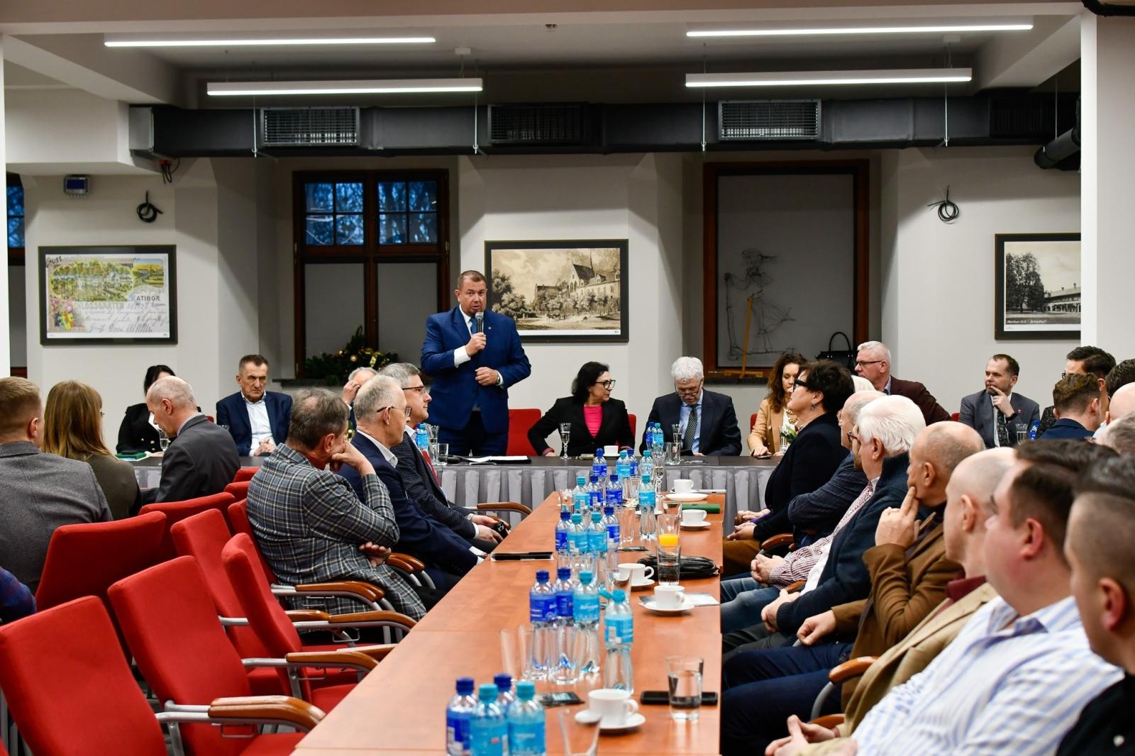 Zdjęcie w galerii na portalu naszraciborz.pl: IV Powiatowy Stół Gospodarczy w Raciborzu: dialog samorządu z biznesem wiadomości z regionu