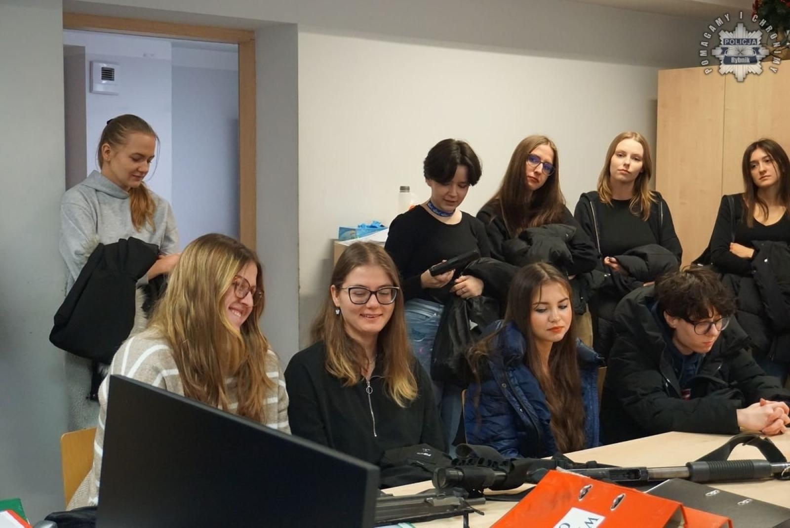 Zdjęcie w galerii na portalu naszraciborz.pl: Studenci filologii z Raciborza na warsztatach tłumaczeniowych w rybnickiej komendzie wiadomości z regionu