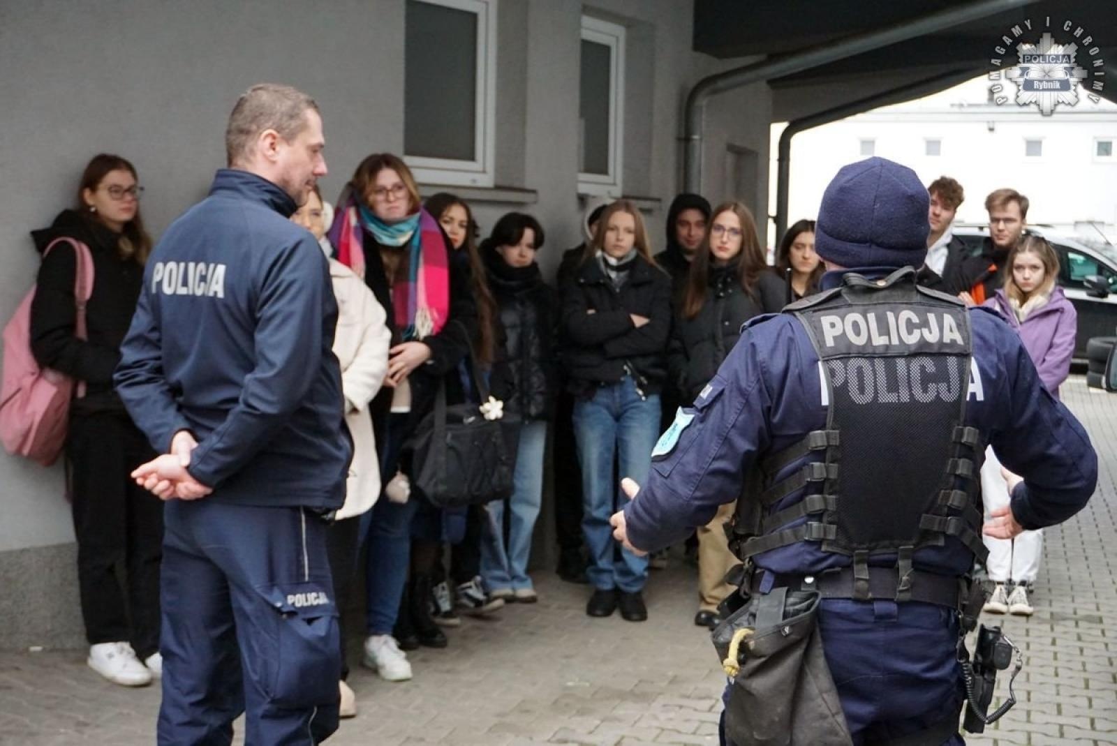 Zdjęcie w galerii na portalu naszraciborz.pl: Studenci filologii z Raciborza na warsztatach tłumaczeniowych w rybnickiej komendzie wiadomości z regionu