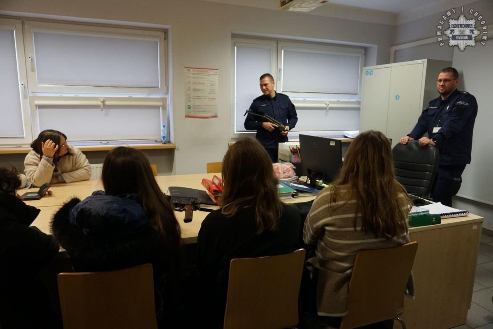 Zdjęcie w galerii na portalu naszraciborz.pl: Studenci filologii z Raciborza na warsztatach tłumaczeniowych w rybnickiej komendzie wiadomości z regionu