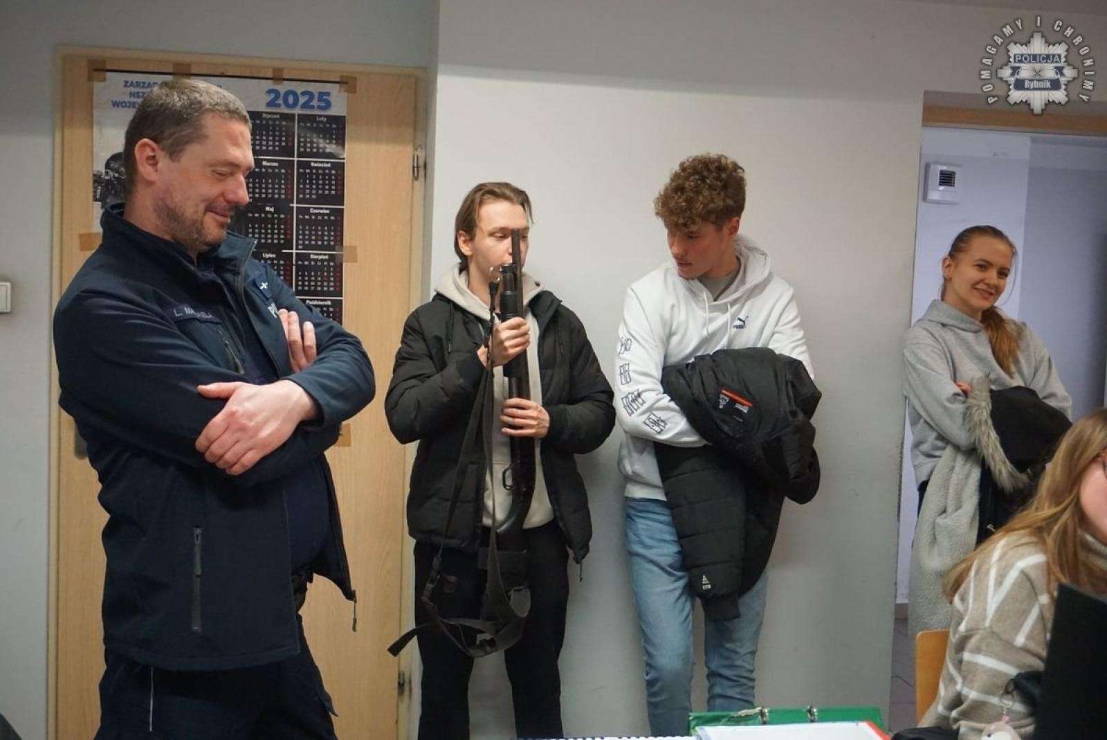 Zdjęcie w galerii na portalu naszraciborz.pl: Studenci filologii z Raciborza na warsztatach tłumaczeniowych w rybnickiej komendzie wiadomości z regionu